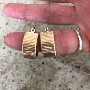 NWOT! Adorable Gold Color Retro Hoop Earrings 1/2”